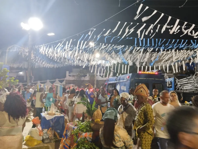 Baianos e turistas se reúnem para celebrar Iemanjá nesta quinta feira