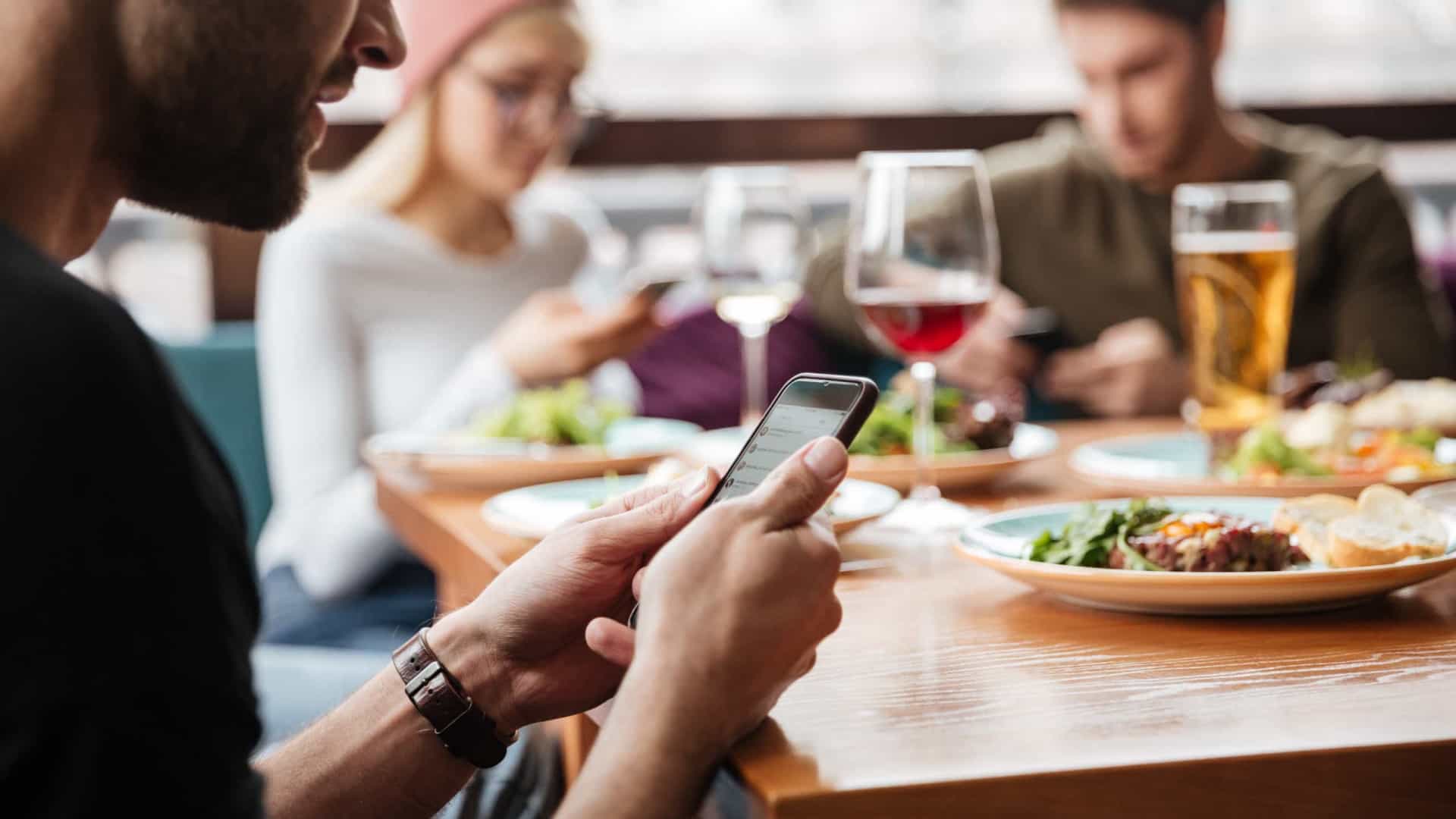 Quer comer de forma saudável? Pare de fazer isto nas refeições!