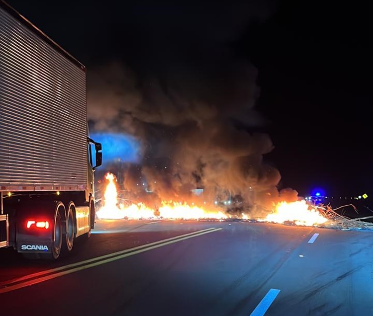 Manifestantes bloqueiam pelo menos dois pontos da BR-163 em MS