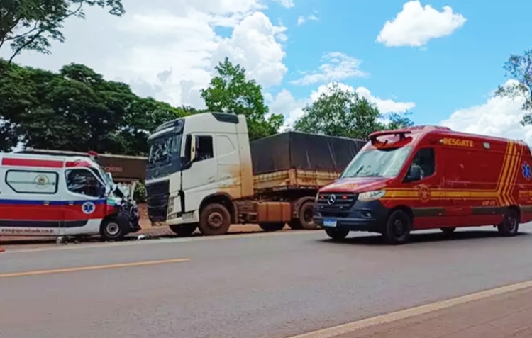 Ambulância bate em carreta parada, paciente morre e motorista fica ferido