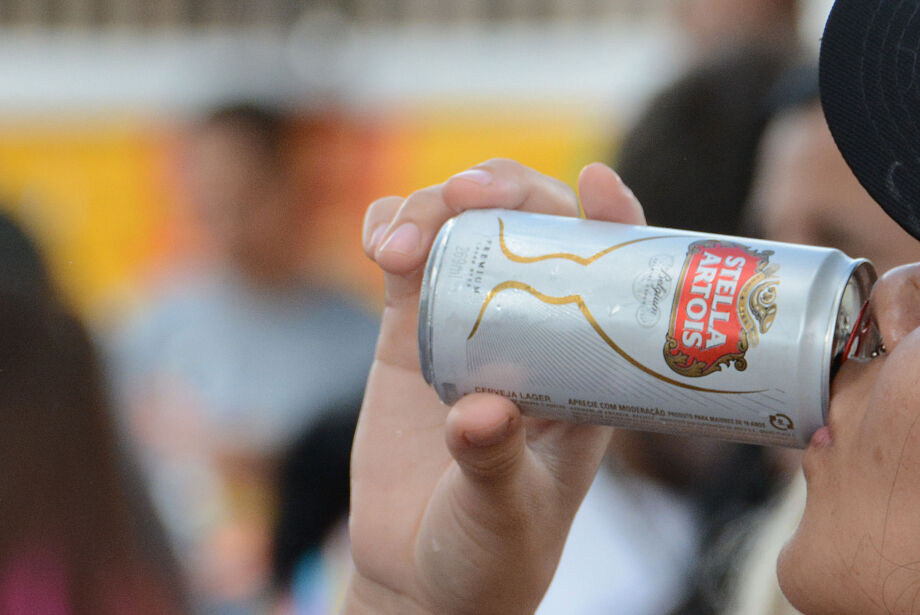 Bebeu muito no Carnaval? Veja dicas de nutricionista para amenizar a ressaca