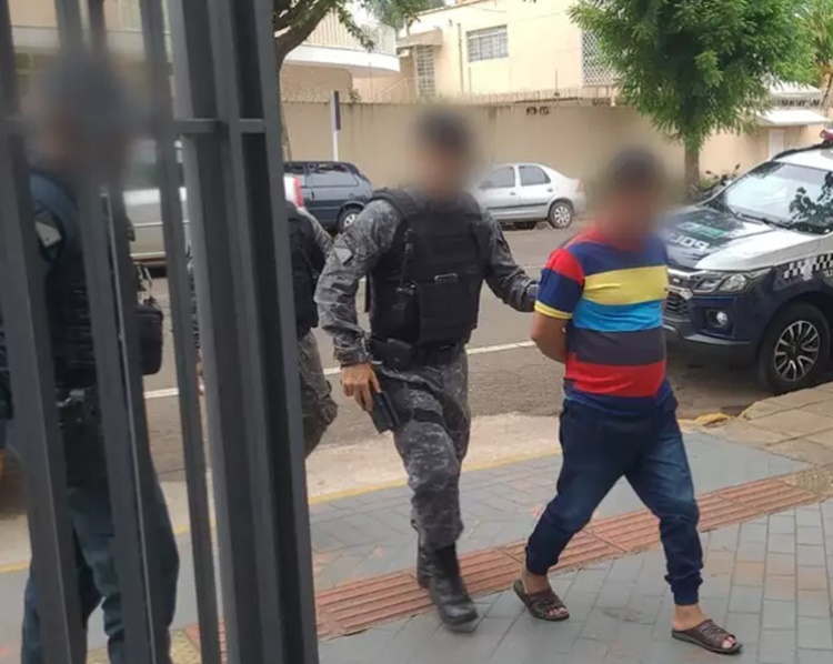 Vendedor abusa de menina em loja enquanto pais provavam roupa