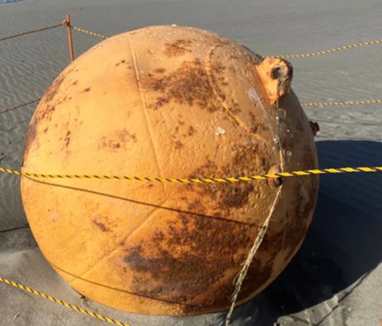 Esfera de ferro na areia da praia intriga o Japão