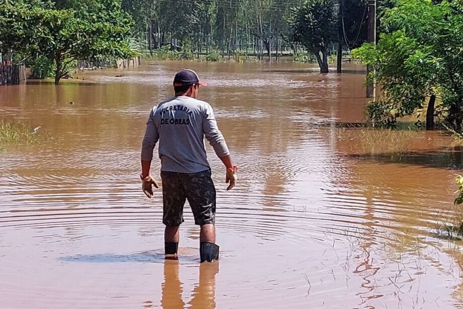 Com chuvas intensas, cheia de Rio Apa atinge cerca de 20 famílias em Bela Vista