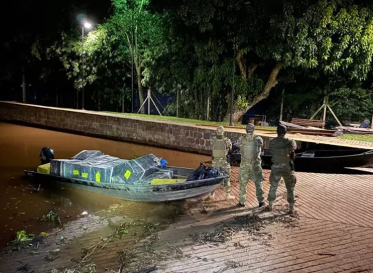 Barco e caminhões são apreendidos com cigarros e celulares contrabandeados