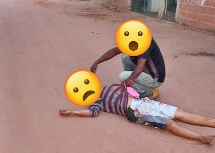 Homem esfaqueado é socorrido pelos bombeiros no Senhor Divino em Coxim