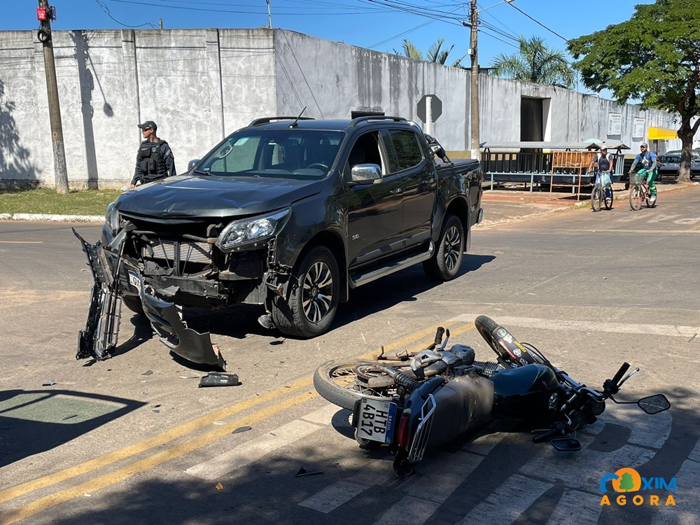 Motociclista fica ferido após caminhonete invadir preferencial em cruzamento de Coxim