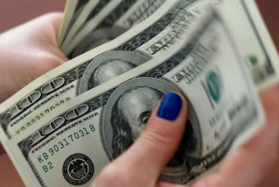 Dólar fecha abaixo de R$ 4,90 e atinge menor valor em quase um ano; Bolsa sobe