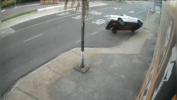 Motorista desgoverna picape e bate em portão de garagem de automóveis em Campo Grande