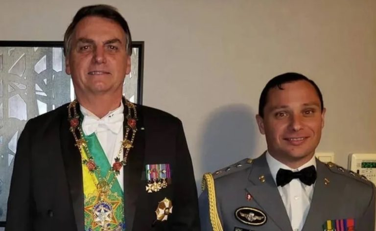 Ex-assessor de Jair Bolsonaro é preso em operação da PF