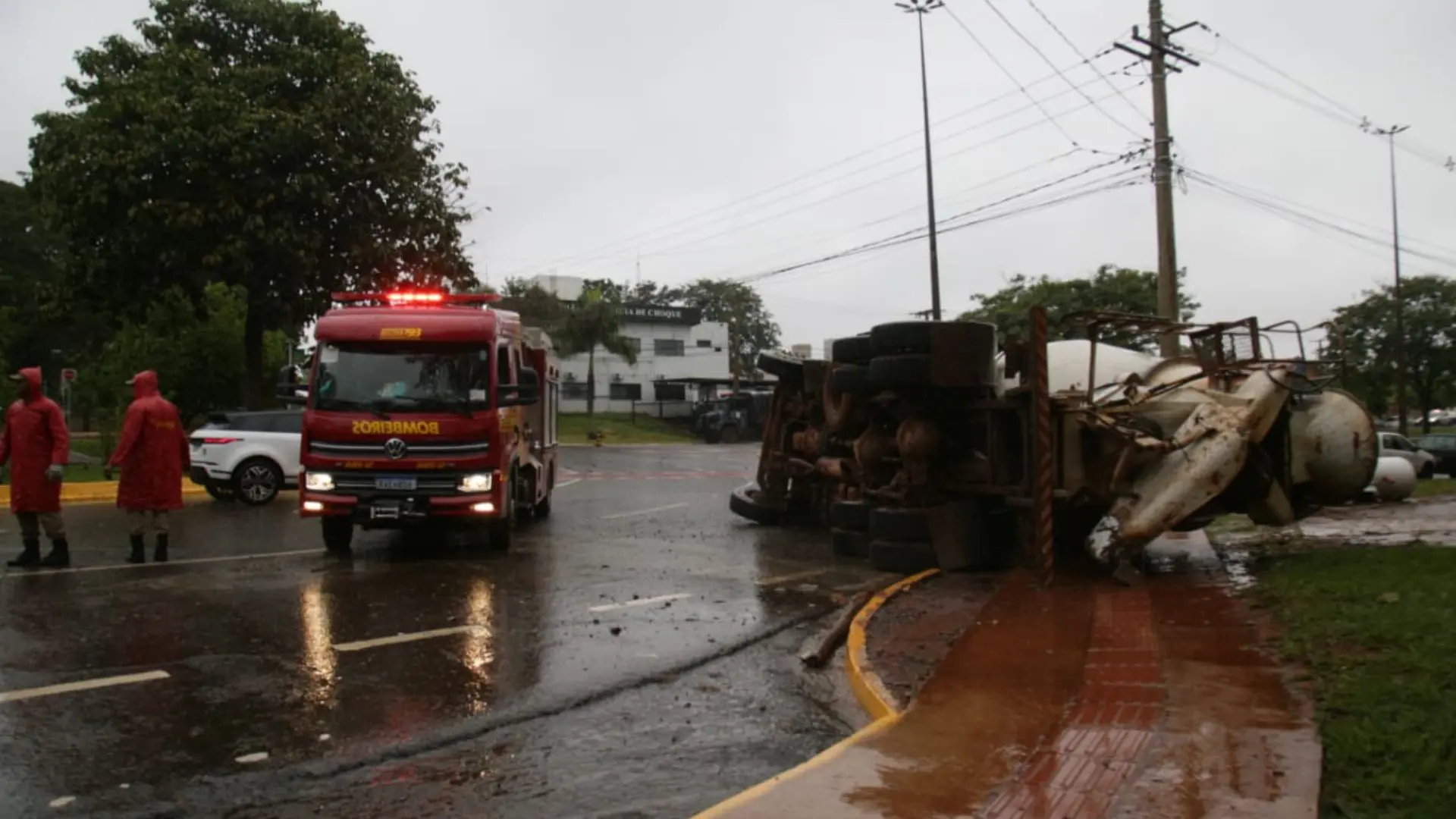 Caminhão carregado de concreto tomba na entrada do Parque dos Poderes