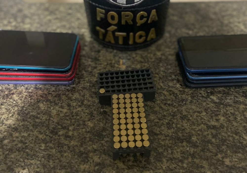 Jovem é preso por porte ilegal de arma, desobediência e resistência em Coxim