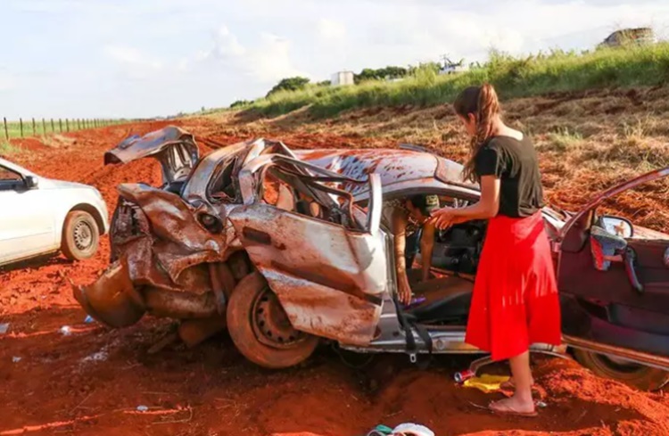 Acidente na BR-060 deixa criança, adolescente e 2 adultos em estado grave