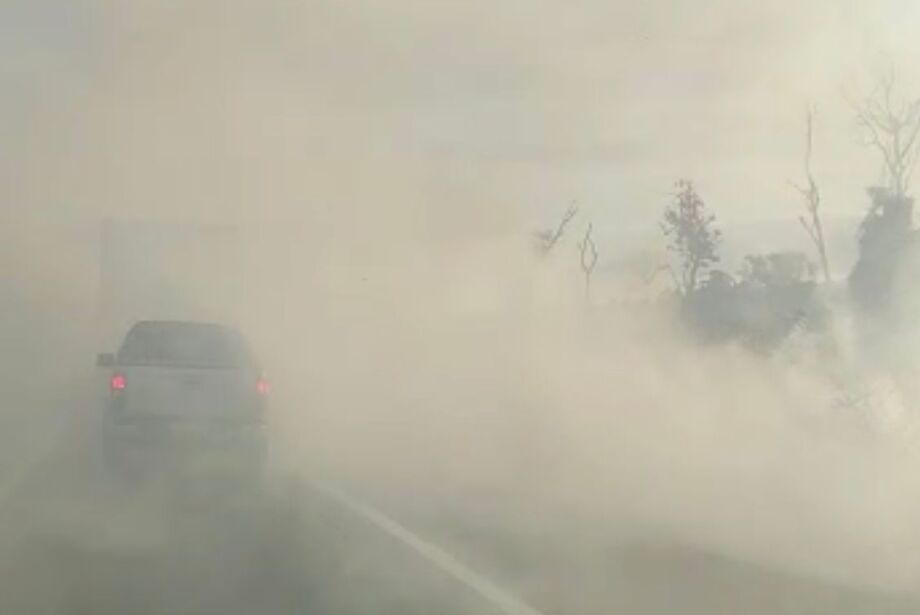 Queimada tira a visibilidade de motoristas na BR-163; tempo seco colabora para o aumento de focos