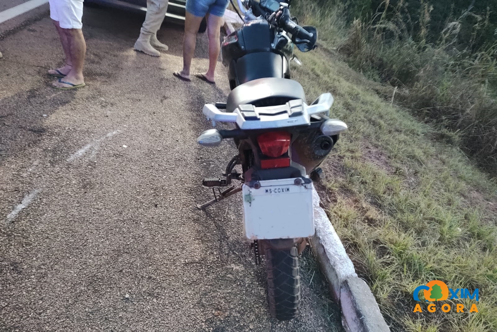 Cervo atravessa BR-359 e provoca queda de motociclista e passageira em Coxim