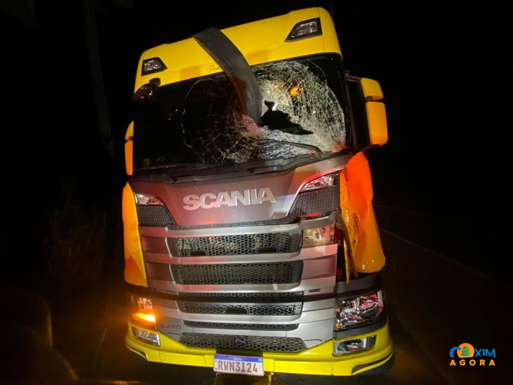 Motorista fratura a mão após carcaça de pneu atingir para-brisas de carreta na BR-163