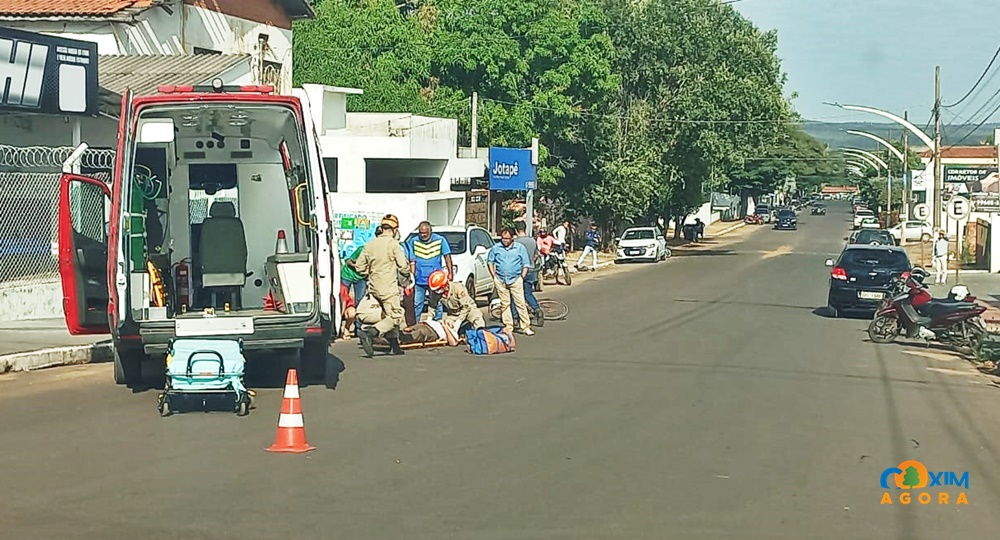 Idoso é socorrido pelos bombeiros após colisão com carro no Centro de Coxim 