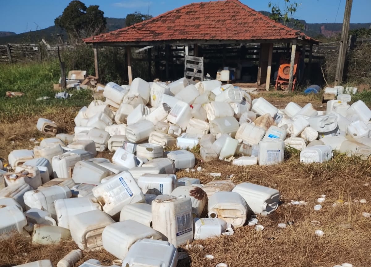 PMA autua produtor rural por armazenamento irregular de embalagens de agrotóxicos em Rio Verde