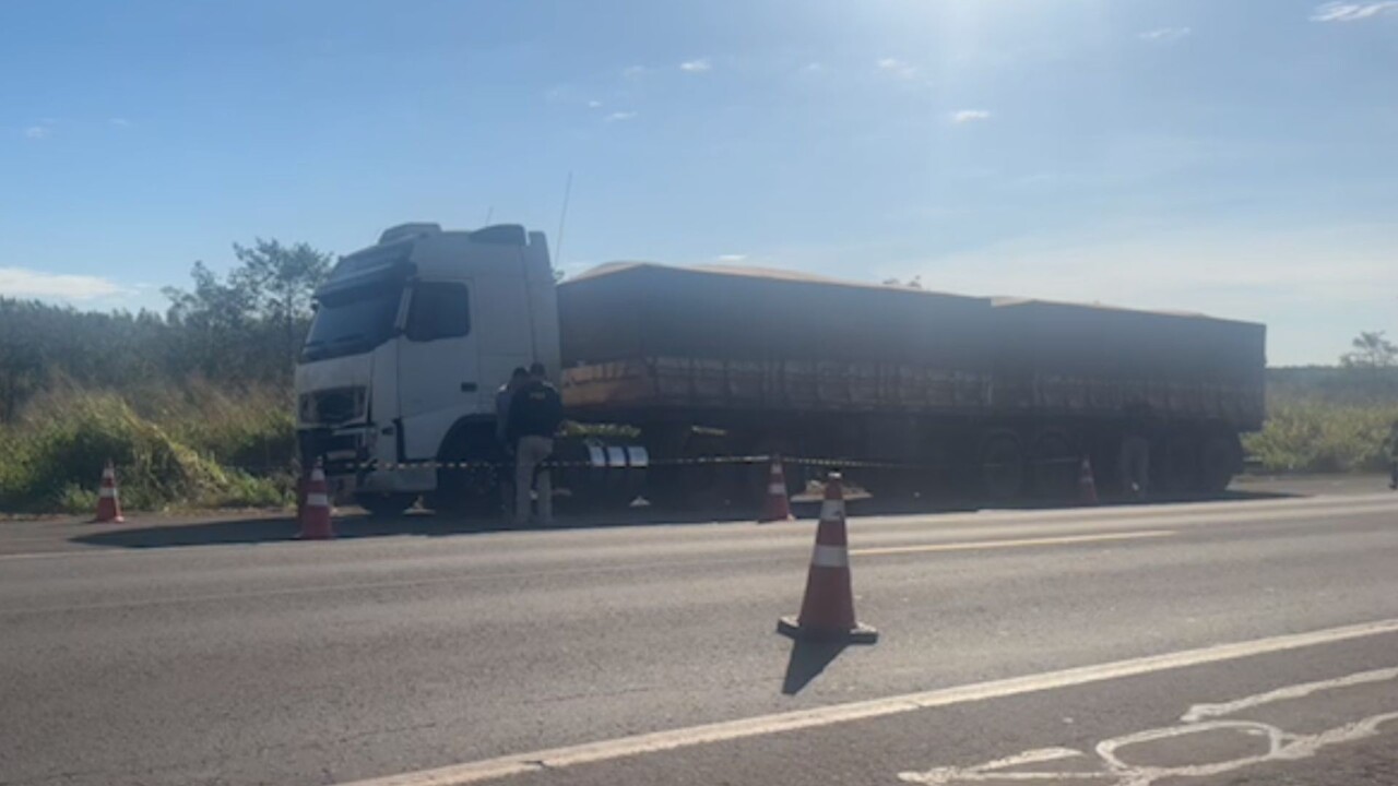 Motociclista morto após bater em carreta tinha 46 anos e voltava do trabalho na BR-163