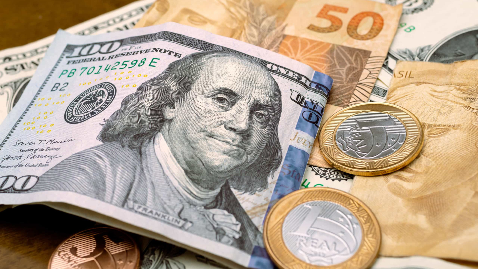 Dólar cai em dia de feriado nos EUA, com investidores atentos a tributária e arcabouço