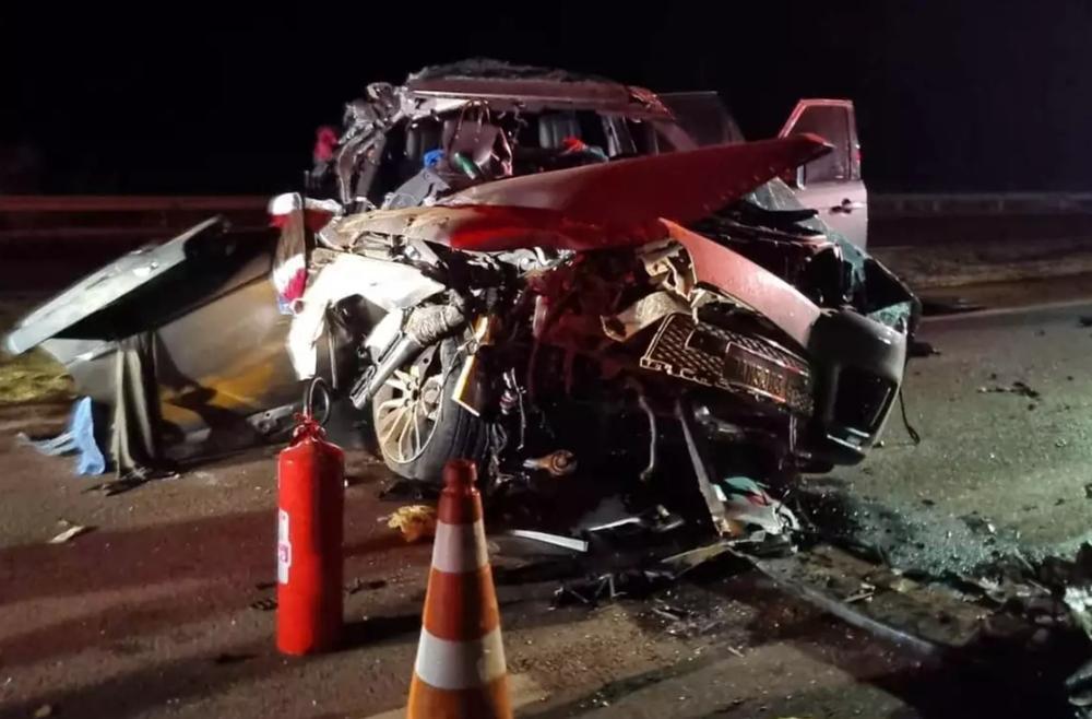 Idosa é socorrida após colisão entre caminhonete e carreta na BR-163 em São Gabriel