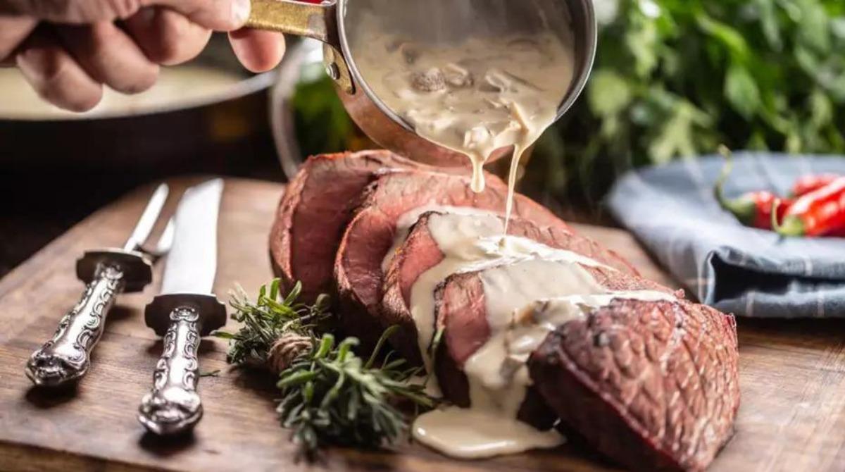 Contrafilé ao queijo é prato delicioso para comemorar o Dia dos Pais