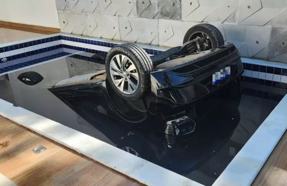Turista morre afogada ao ficar presa em carro que caiu na piscina no litoral de SP