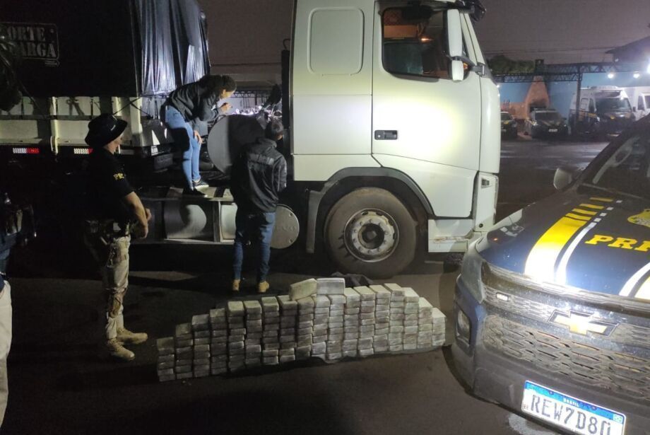 Cão farejador ajuda PRF a descobrir 168 kg de cocaína