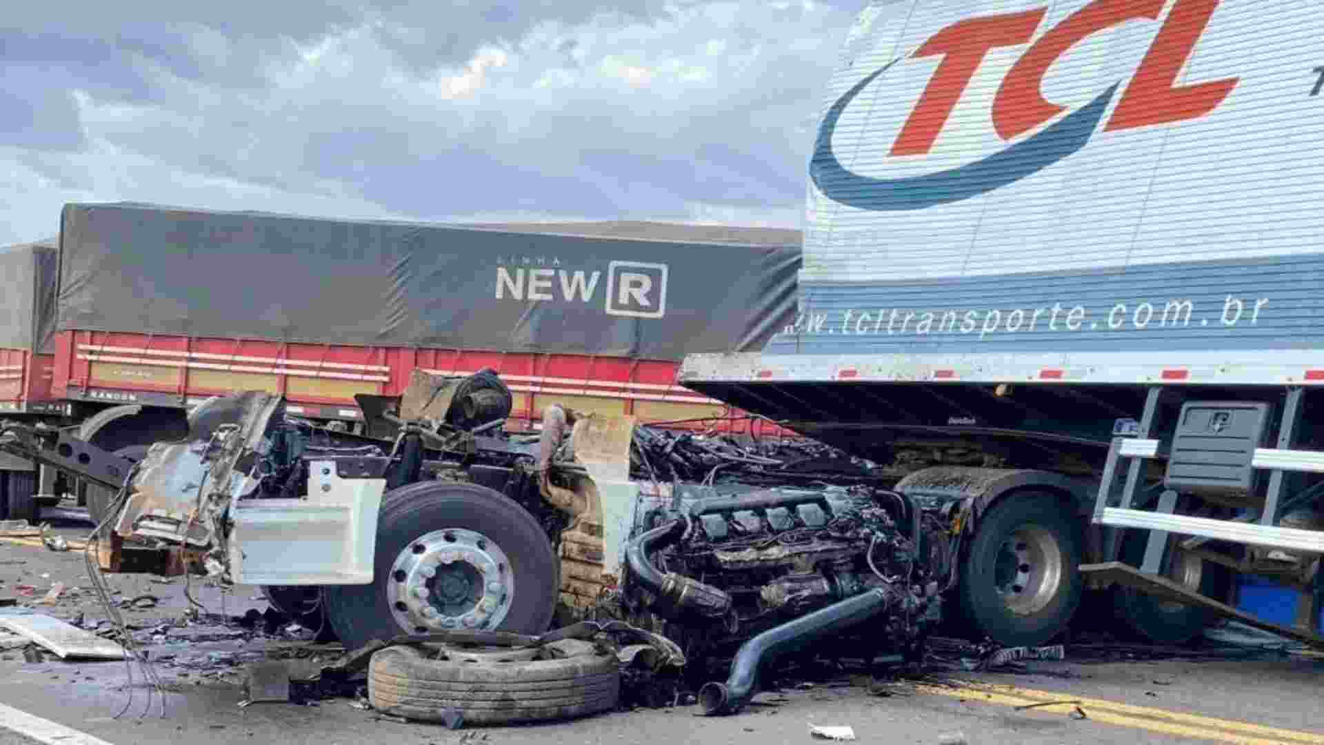 Caminhão desgovernado causou acidente com três veículos e duas mortes na divisa de MS e SP