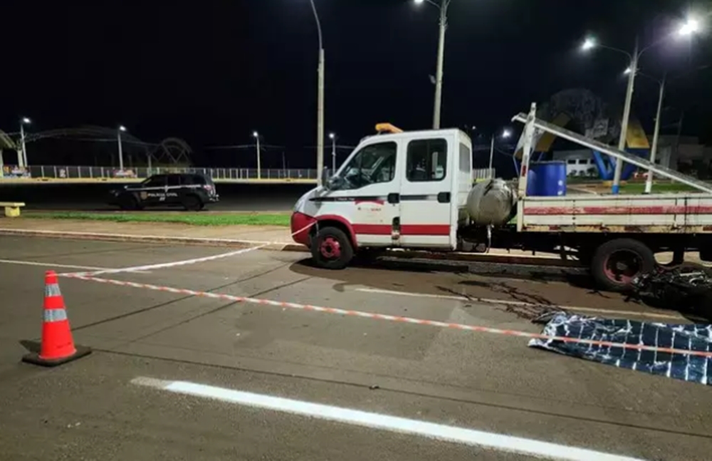 Motociclista morre ao bater em traseira de caminhão estacionado em Costa Rica