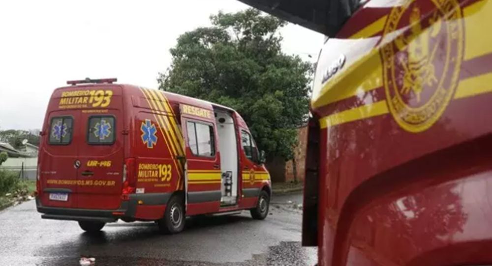 Motociclista foge após atropelar morador de rua em Campo Grande