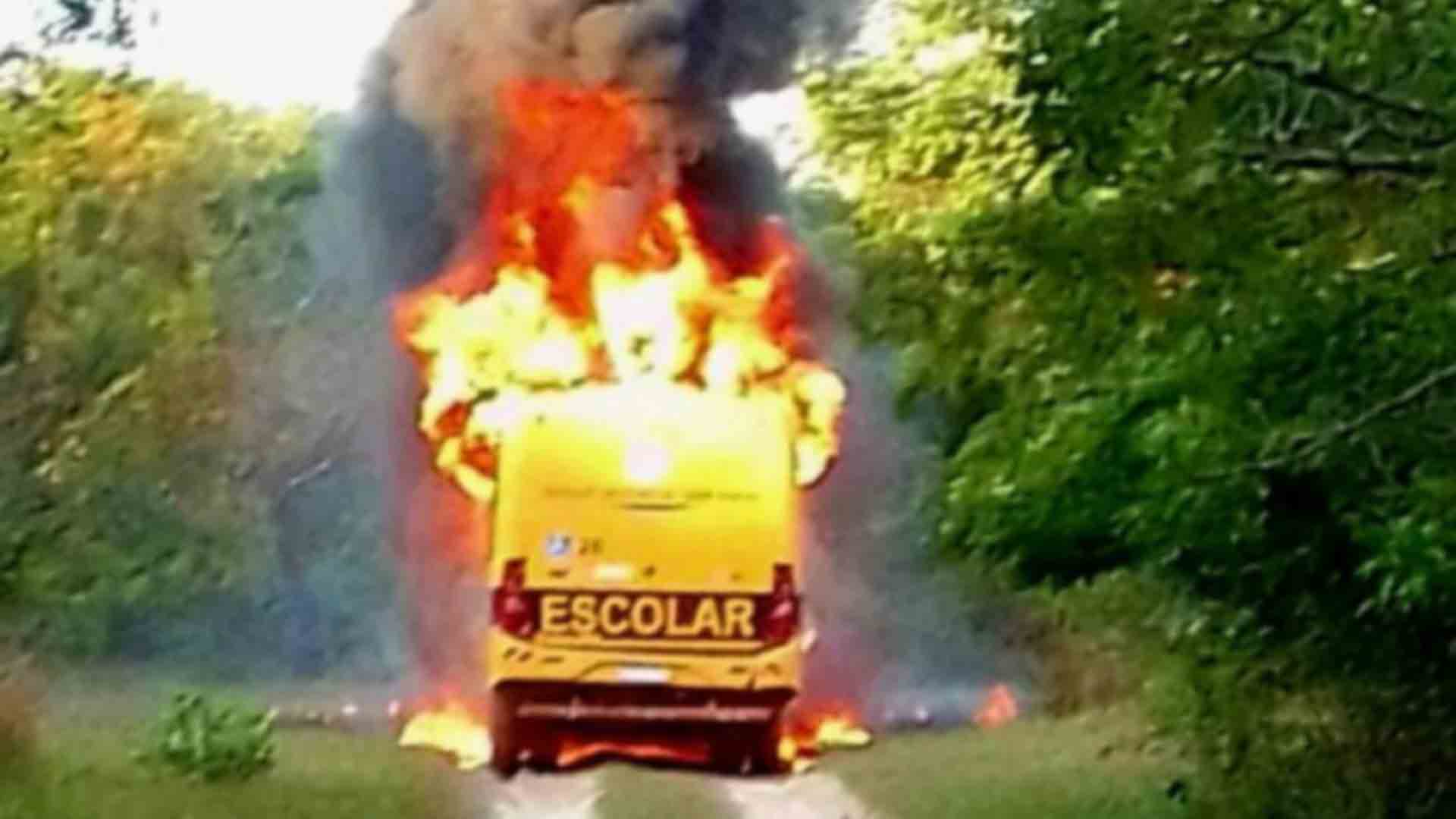 Ônibus escolar pega fogo quando transportava crianças em Brasilândia