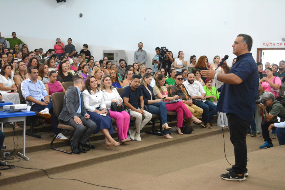 Mesmo após reajuste, professores do município recebem 42% a menos que os do estado