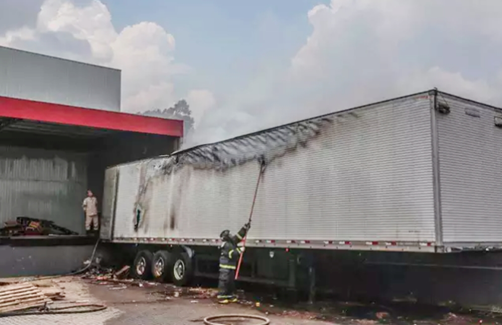 Fogo destrói carroceria de caminhão com carga de biscoitos em distribuidora