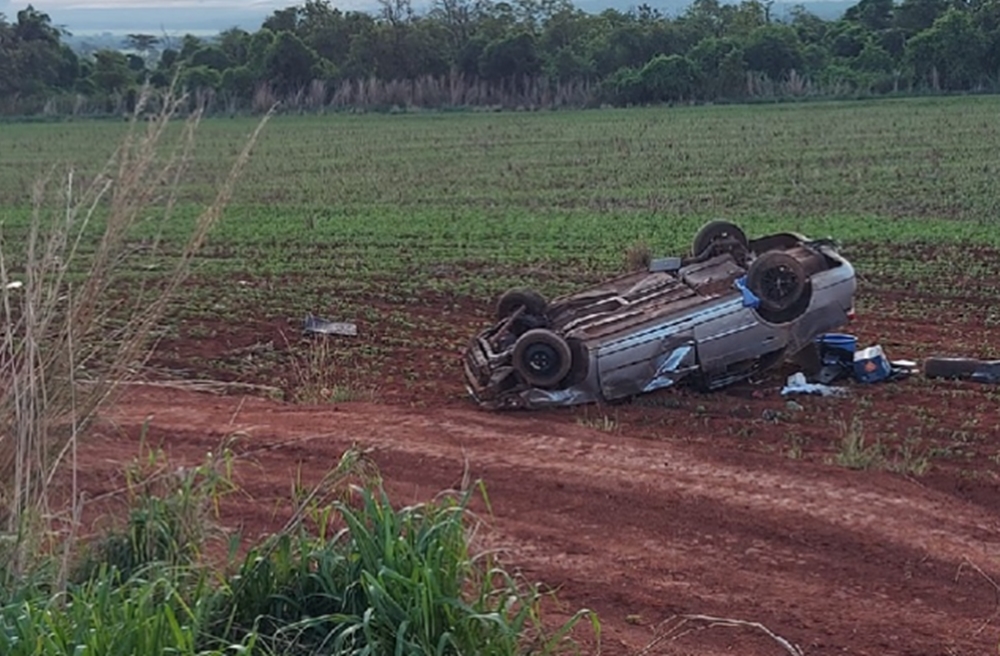 Mulher morre ao ser arremessada para fora de veículo em capotagem