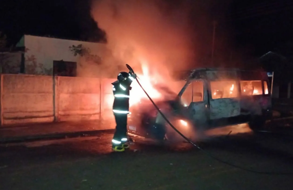 Van é incendiada durante a madrugada na cidade de Cassilândia