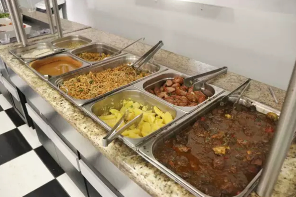 Lei estadual obriga restaurantes a exibir taxa de serviço em conta