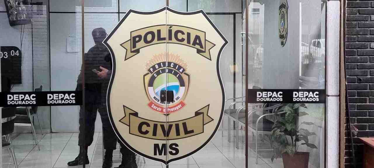 Trio em Hilux preta atira 8 vezes contra igreja em Dourados e depois joga óleo diesel