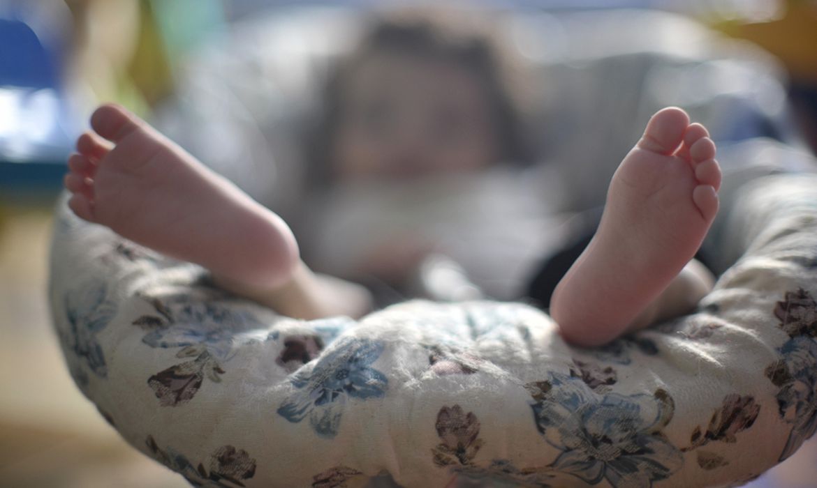 Cartilhas orientam sobre entrega legal de bebês para adoção