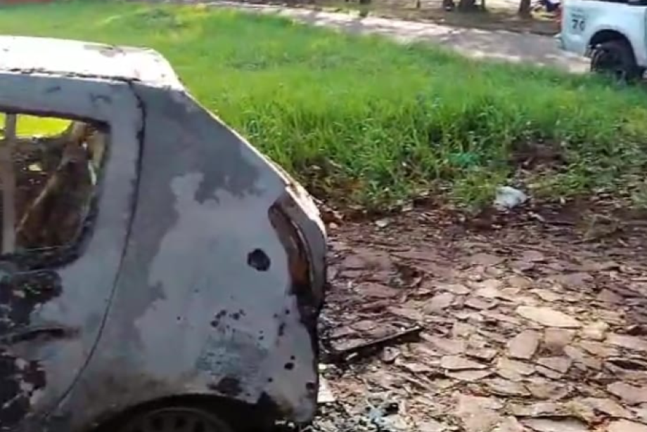 Carro que teria sido usado em chacina com 4 mortes em Ponta Porã é devorado por fogo em Pedro Juan