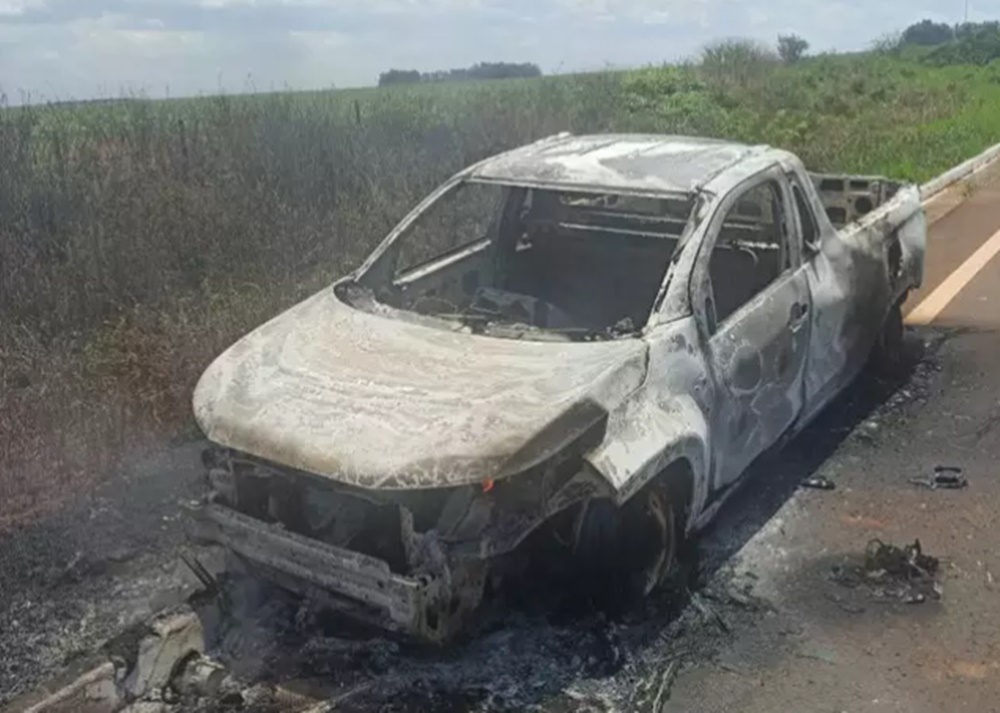 Funcionário furta e incendeia caminhonete ao descobrir demissão