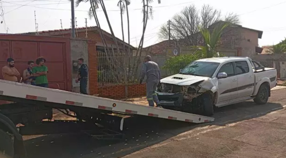 Caminhonete invade contramão e destrói carro estacionado e muro na Capital