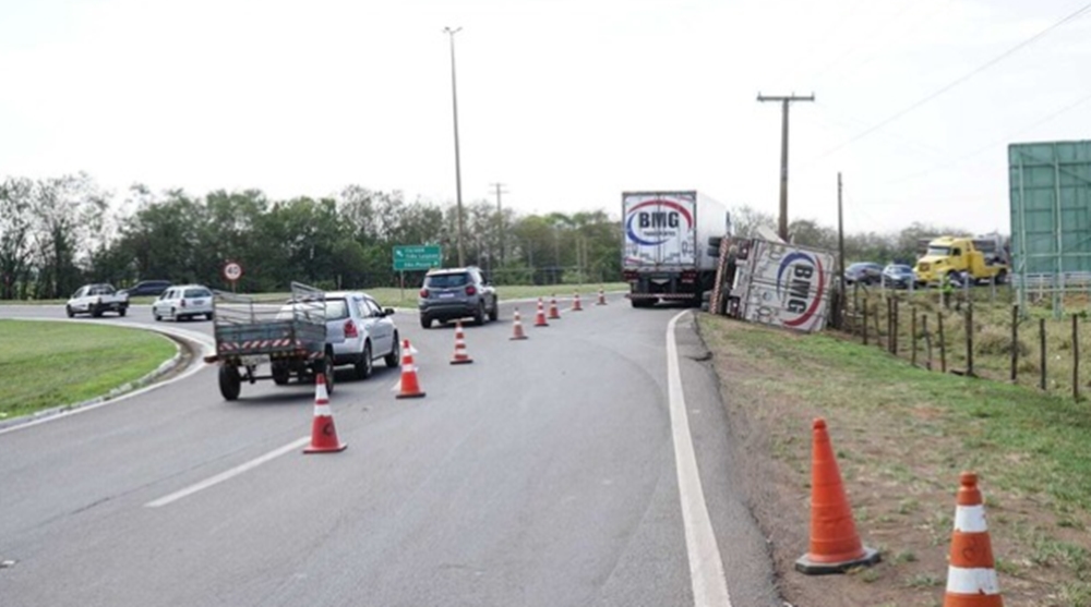 Caminhão tomba em rotatória da BR-163 e motorista fica em estado grave