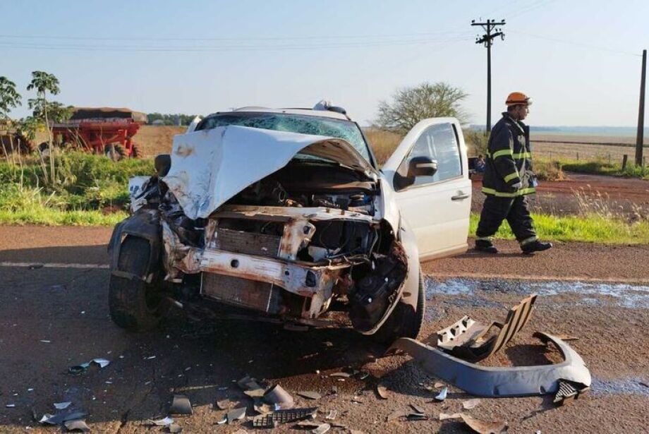 Colisão entre trator e carro com produtos contrabandeados deixa um morto na BR-463