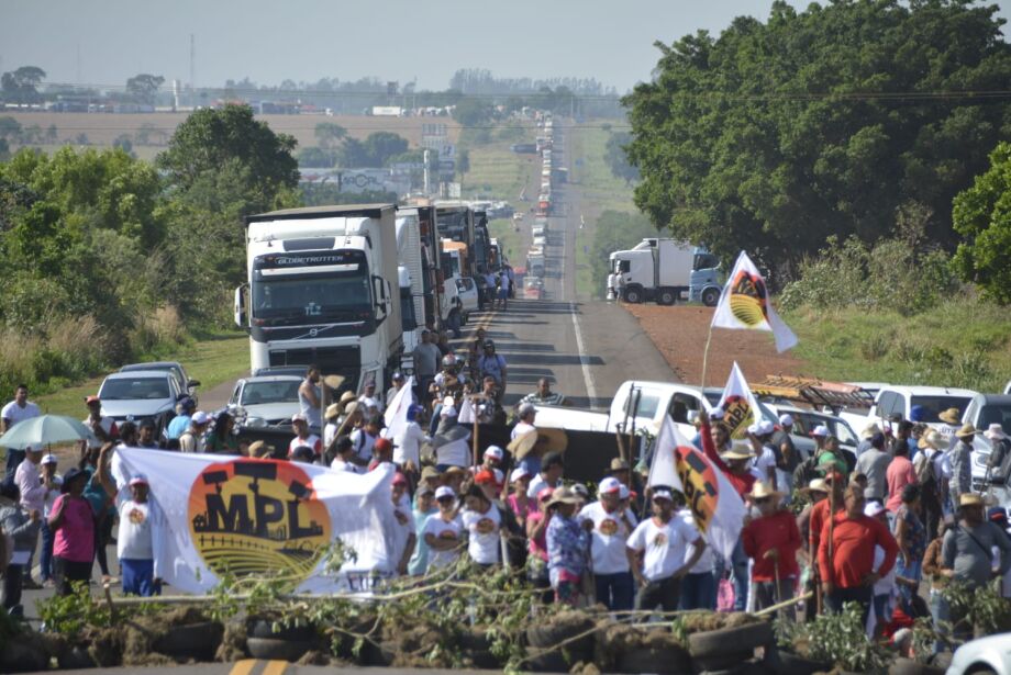 Sem-terra bloqueiam a BR-163 na saída de Campo Grande para SP