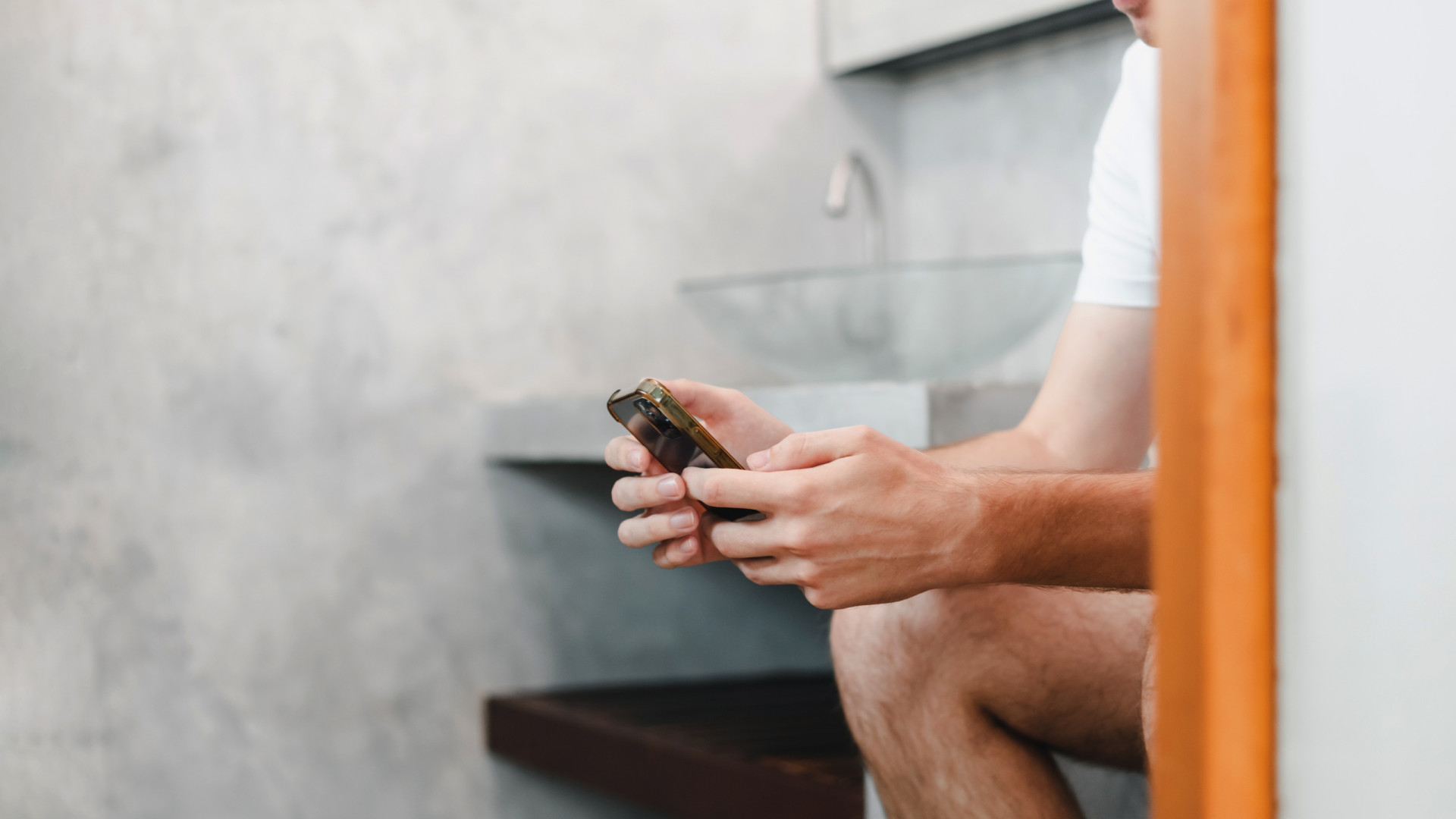 Usa o celular enquanto faz o ‘número dois’? Não devia…