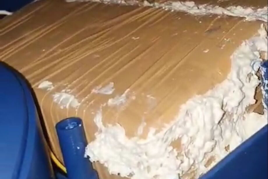 Mulher traficava cocaína em lata de leite em pó e brinquedo de filha de 2 anos