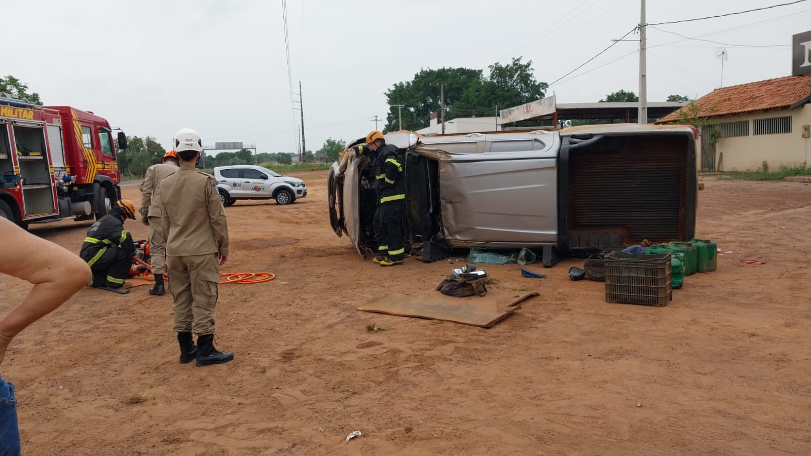 Caminhonete tomba na BR-163 no perímetro urbano de Coxim