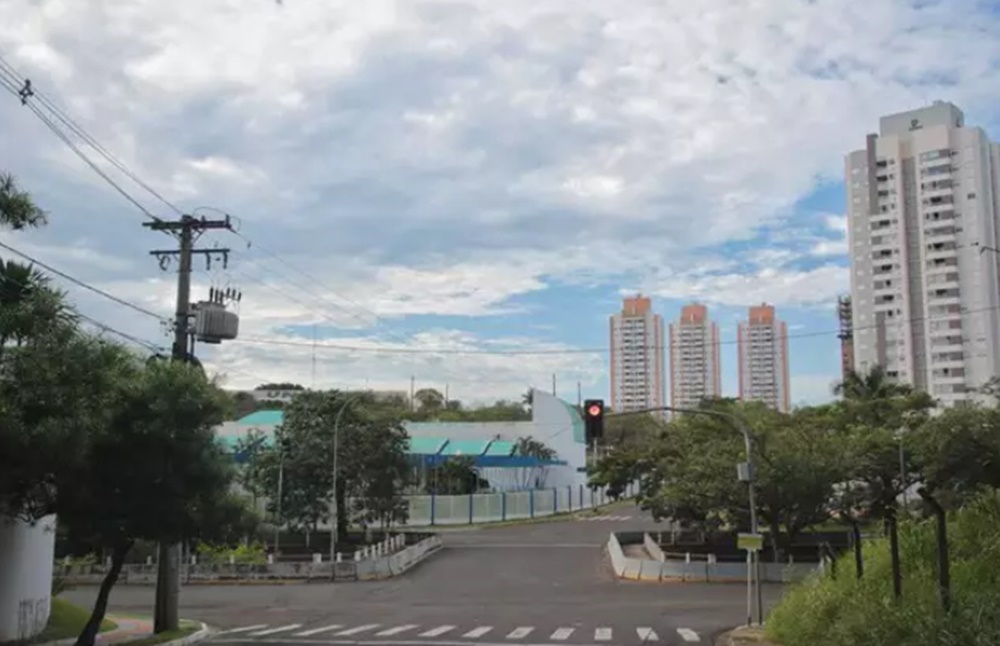 Domingo amanhece com céu aberto, mas previsão é de chuva com raios e granizo