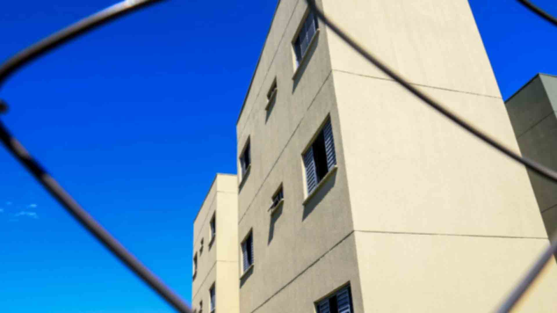 Bebê que caiu do 3º andar apresenta melhora, mas continua internada na Santa Casa